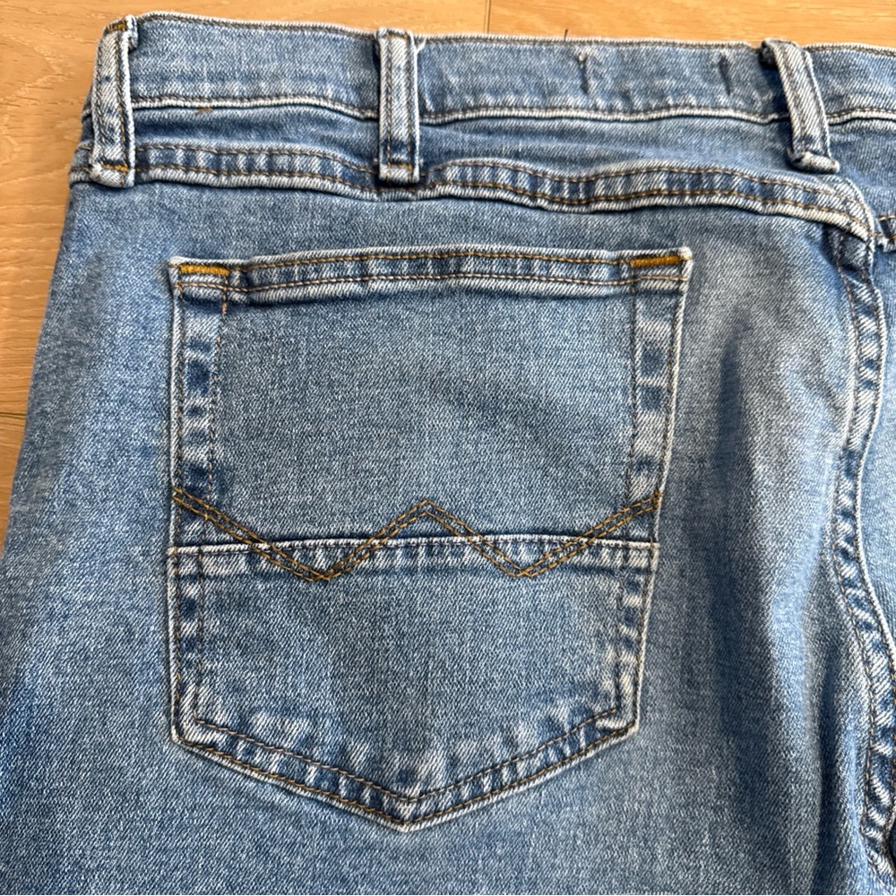 Wrangler Premium Quality Men's Jeans 38x32  Light-Medium Wash Blue Denim Comfort - Picture 11 of 15